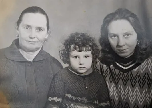 Дім, у якому виросло кілька поколінь родини.