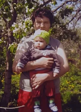 Брат Микола і донька Лідія в саду.