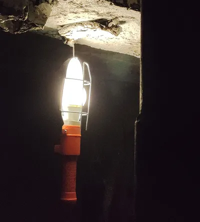 Підвал. Світло там було.