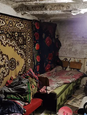 Килими з будинку у погребі, обігрівачі, плакати.