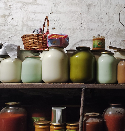 Запаси консервів і круп у підвалі.