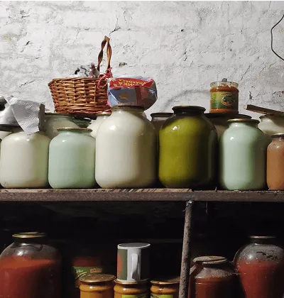 Запаси консервів і круп у підвалі.