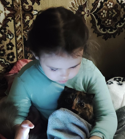 Мала збирала кішку Пусю.